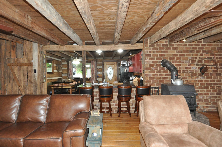 Others 5, Pondview Cabin - Log Cabin Retreat, Morgan