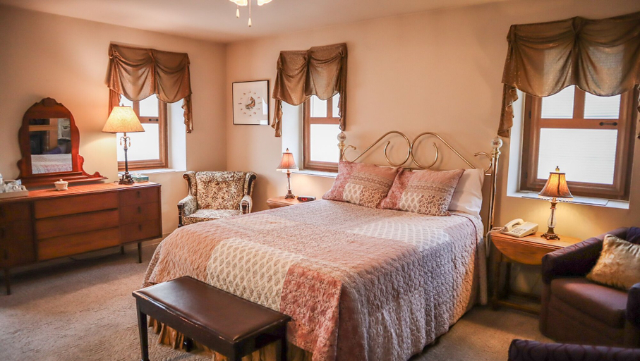 Bedroom 2, Mountain Creek Tavern, Cumberland