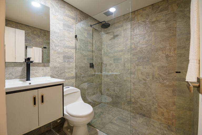 Bathroom 4, First Class Hotel, Medellín