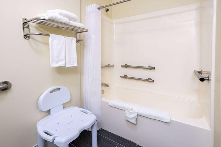 Bathroom 4, Days Inn by Wyndham Grayson, Carter