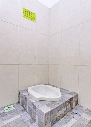 Bathroom, SPOT ON 91521 Mayong Guesthouse, Jepara