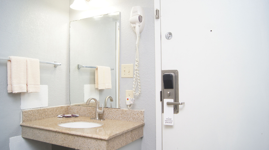 Bathroom 5, Holiday Lodge & Suites, Pittsburg