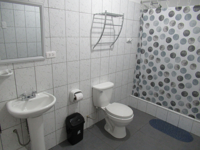Bathroom 4, Kurmi Hostel Lima Airport, Callao