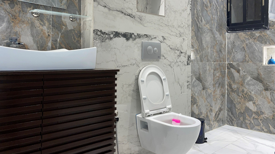 Bathroom 4, SUNA'A HOME BONAPRISO, Wouri