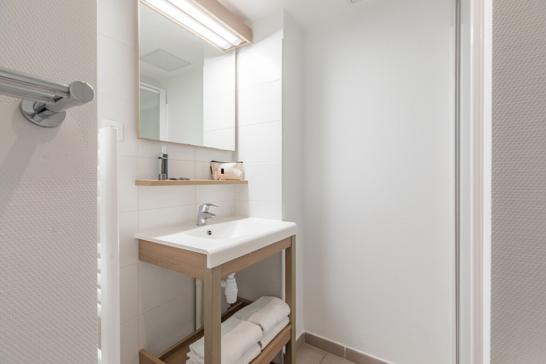 Bathroom 4, Appart'City Classic Valence, Drôme