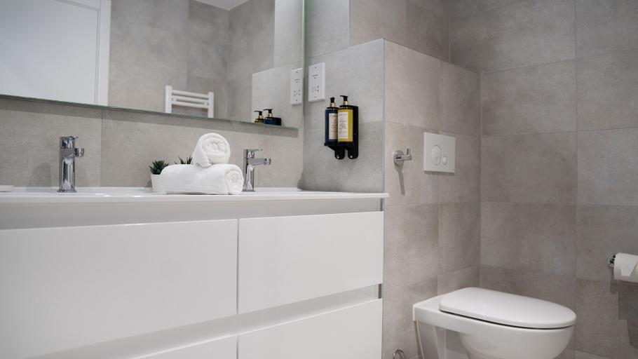 Bathroom 4, E1 Suites & Spa, Gibraltar