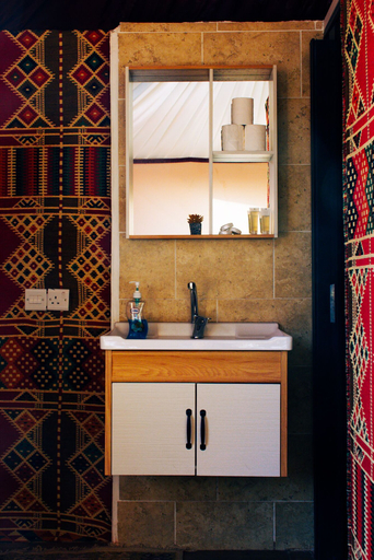 Bathroom 3, Rum Crown Camp, Quaira