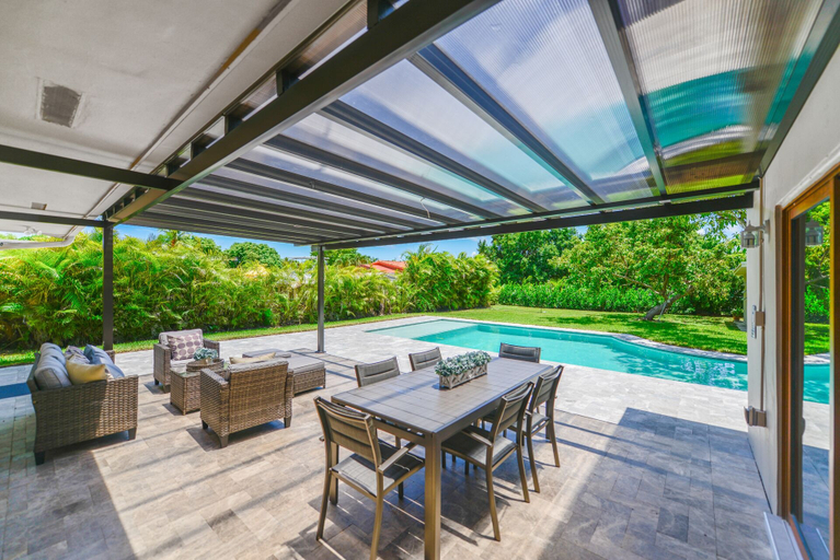 Food & Drinks, Home in Westchester Miami - Private Pool, Miami-Dade