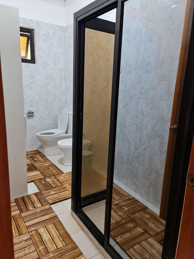 Bathroom 4, MoRue's Den, Mabini