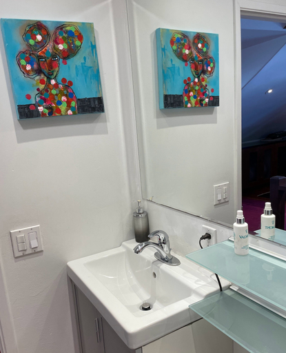 Bathroom 4, The 3 Dux, Santa Barbara