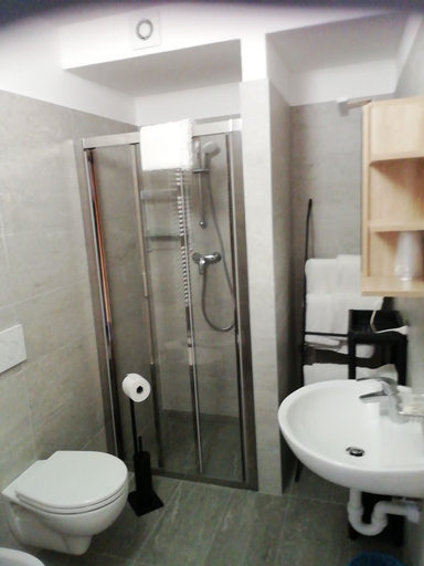 Bathroom 5, Albergo Gufo Depandance, Sondrio