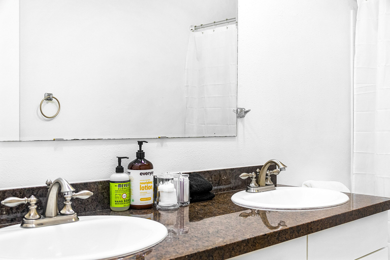 Bathroom, Seattle Cloud 2BR Prime Location, Seattle