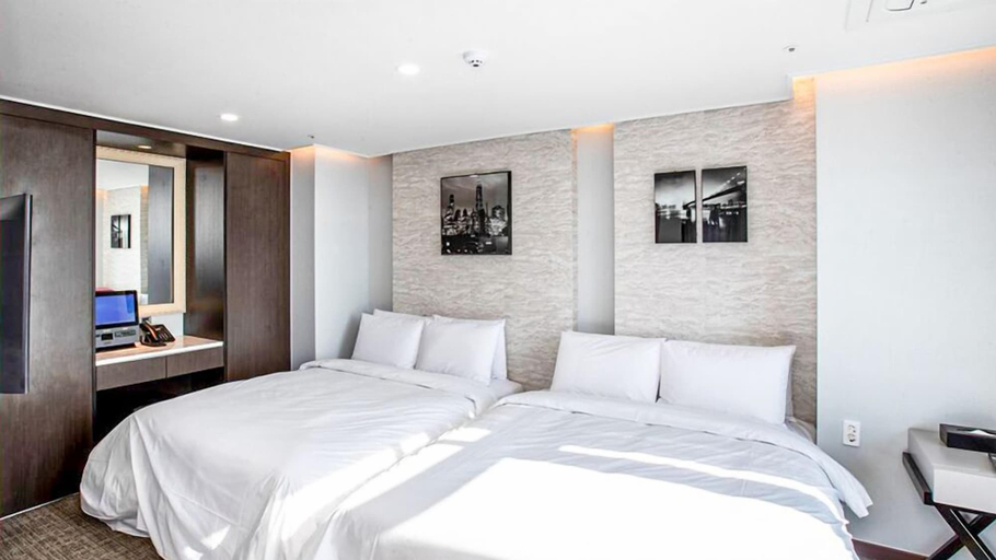 Bedroom 3, Griffin Bay Hotel, Jung