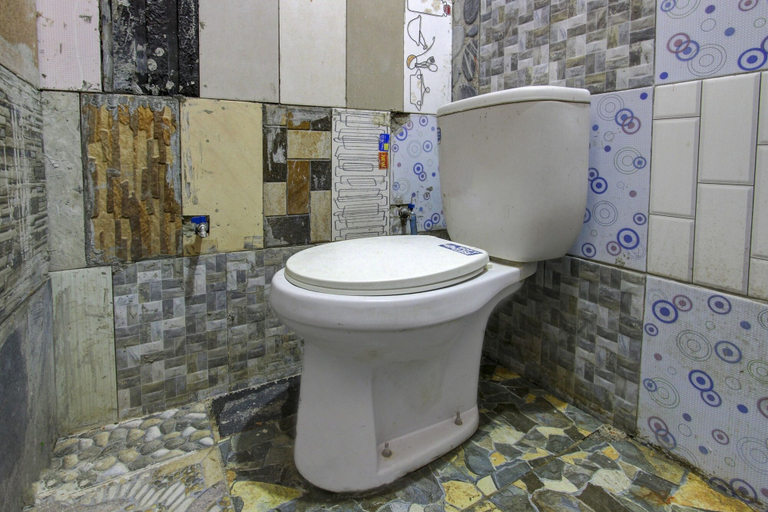 Bathroom 3, OYO Life 93010 Omah Bareng Syariah Sambisari, Sleman