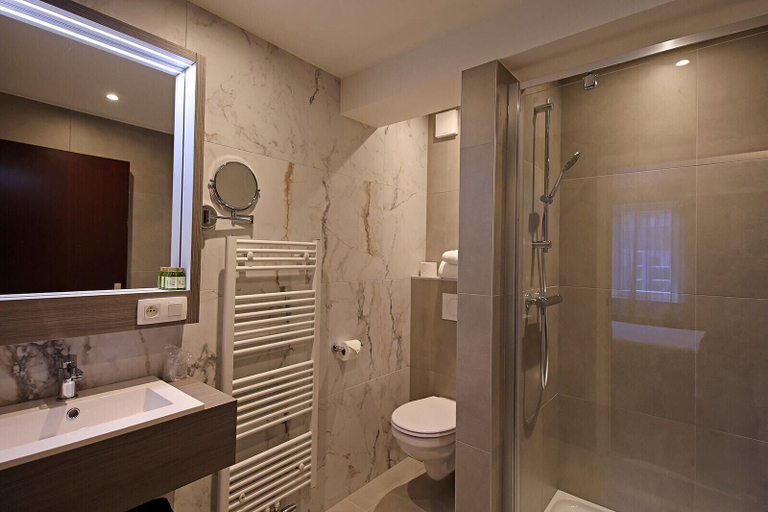 Bathroom 4, Hotel Uilenspiegel, West-Vlaanderen
