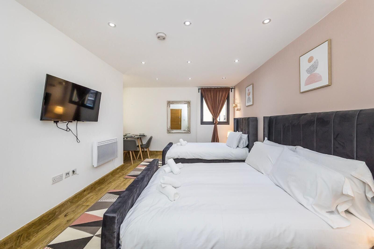 Bedroom 5, Edgware Hub, London