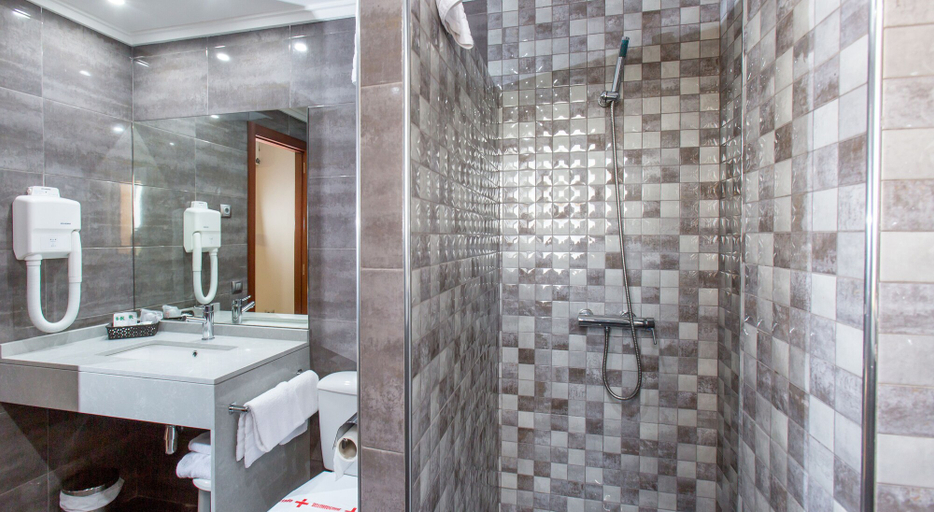 Bathroom 4, Hotel Olympia Ronda I, Valencia