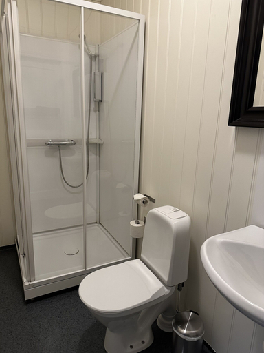 Bathroom 3, Toldgaarden Gjestegaard, Larvik