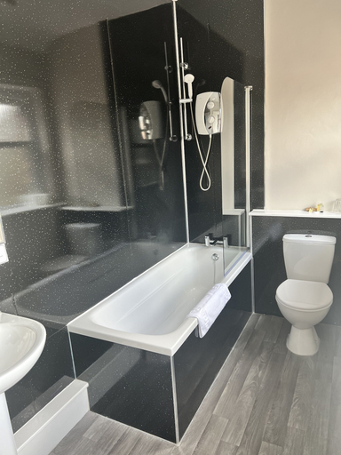Bathroom 2, The Sun Inn, Cumbria