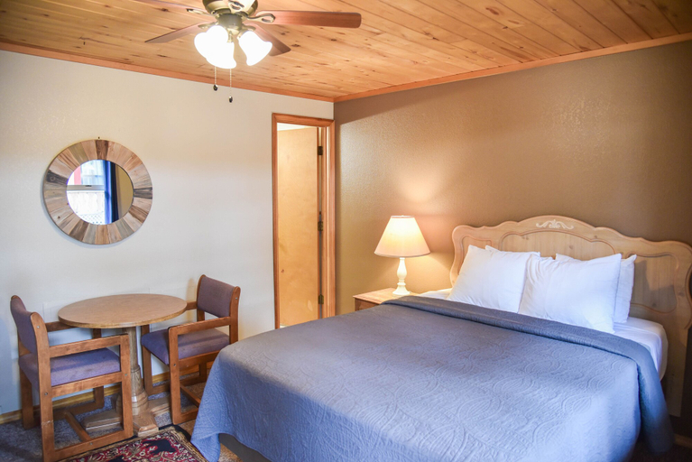 Bedroom 2, Alpine Lodge, Taos