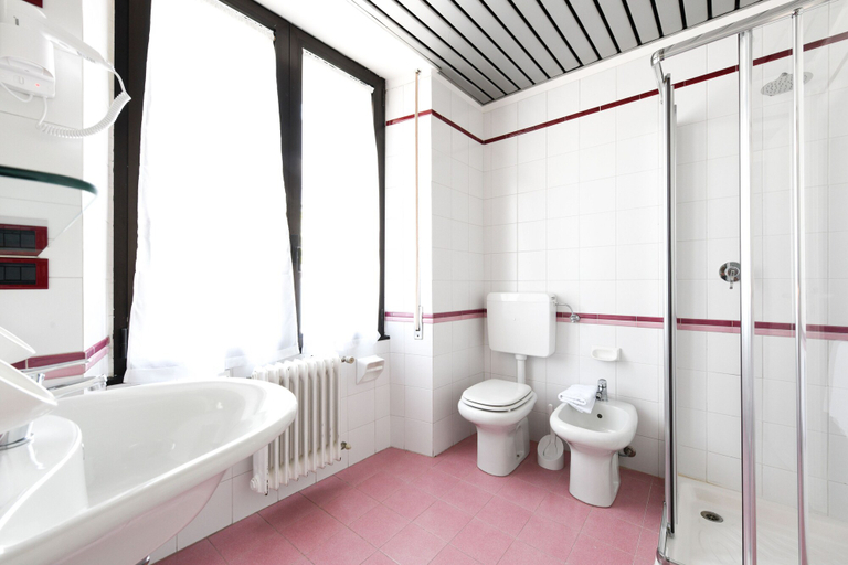 Bathroom 4, Hotel Aurora, Brescia