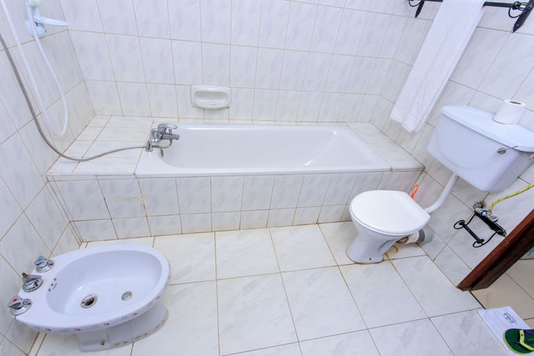 Bathroom 4, Wash and Wills Hotel, Mbale