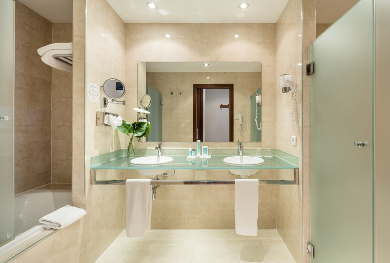 Bathroom 5, Hotel ILUNION Malaga, Málaga