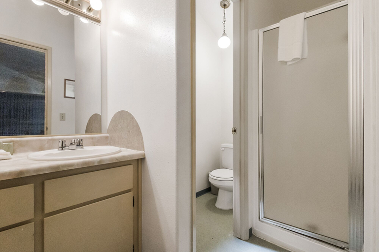 Bathroom 4, Northern Queen Inn, Nevada