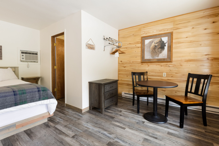 Bedroom 2, Beargrass Lodging and RV Resort, Flathead