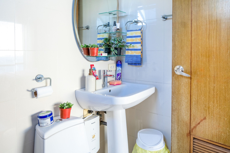 Bathroom 4, Eton Bay, Manila City