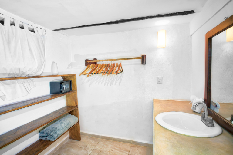 Bathroom 4, Playa Canek Beachfront Eco Hotel, Cozumel