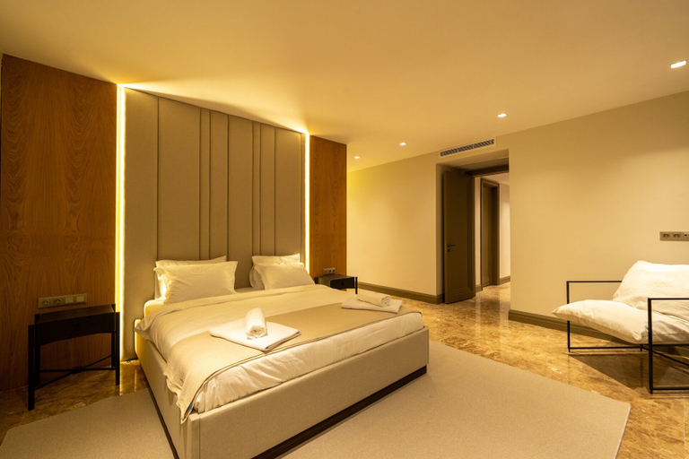 Room 5, Hills Deluxe, Merkez