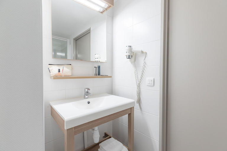 Bathroom 4, Appart'City Classic Valence, Drôme