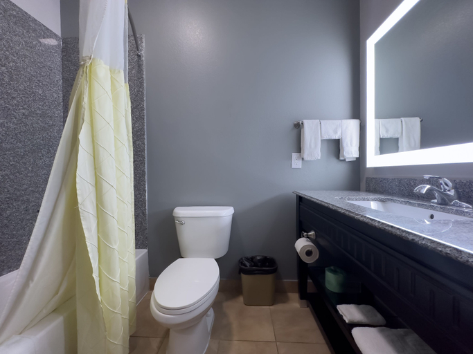 Bathroom 3, American Inn Madill, Marshall