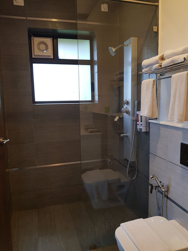 bathroom 4