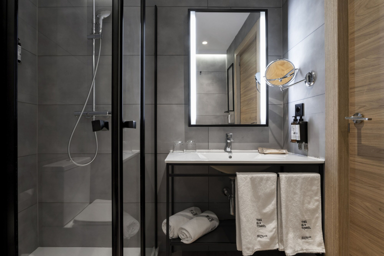 Bathroom 4, Petit Palace Cliper Gran Vía, Madrid