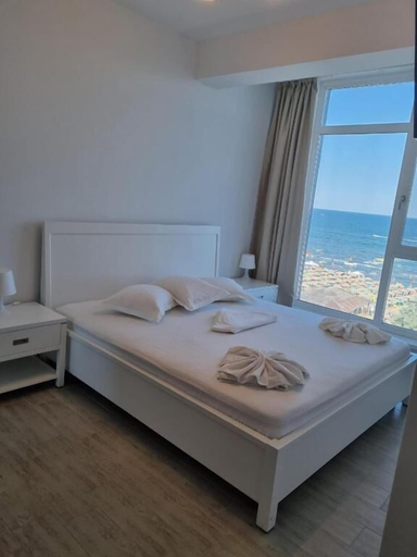 Bedroom 2, Hampton Alezzi, Navodari