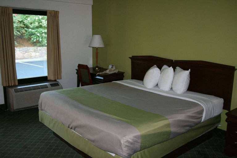 Bedroom 3, Travelodge by Wyndham Roanoke, Roanoke