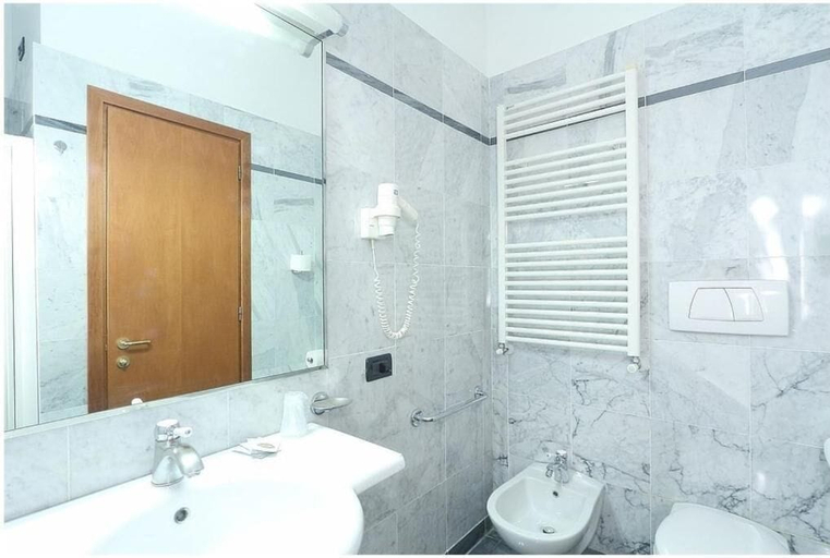 Bathroom 5, Hotel Arcadia, Florence