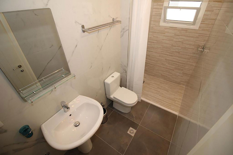 Bathroom 3, Hotel Prishtina, Sarandës