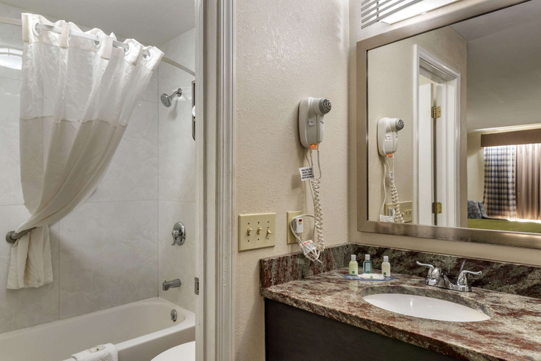 Bathroom 5, Quality Inn Conyers I-20, Rockdale