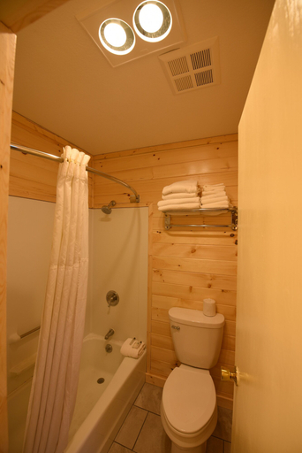 Bathroom 4, Quality Inn & Suites Mackinaw City Beachfront, Cheboygan