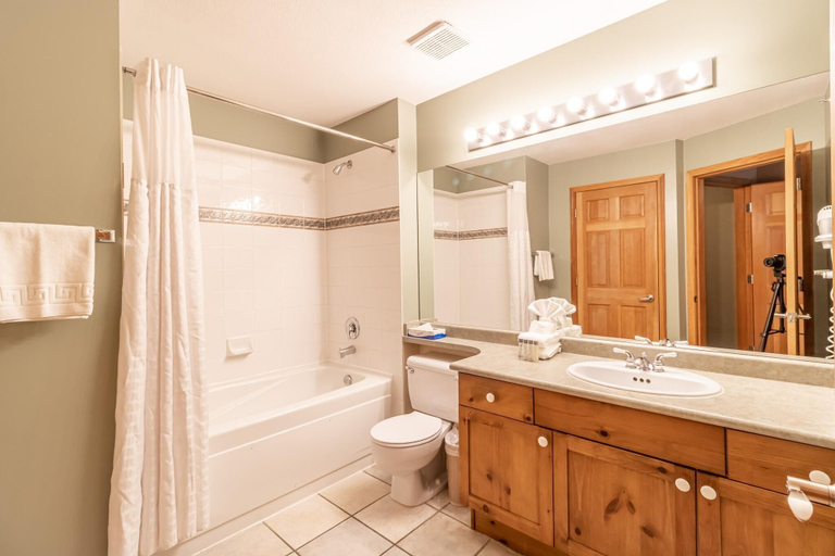 Bathroom 4, Northstar, Squamish-Lillooet