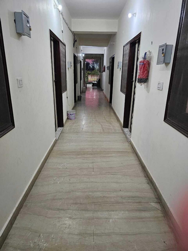 Roomshala 125 Hotel Maharaja, West