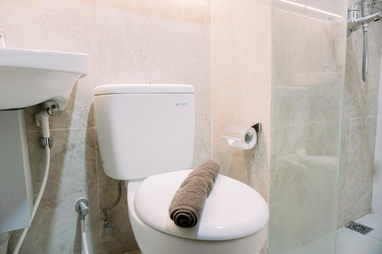 Bathroom 5, Restful and Well Furnished Studio Transpark Bintaro Apartment By Travelio, Tangerang Selatan