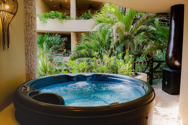 Sport & Beauty 3, El Taj Oceanfront & Beachside Condo Hotel, Cozumel