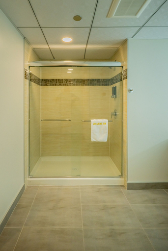 Bathroom 4, Quality Inn Sunshine Suites, Kitimat-Stikine