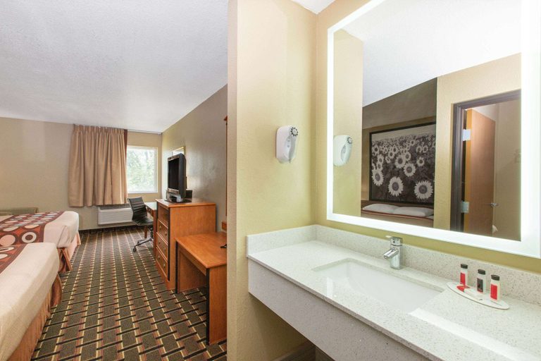 Bathroom 4, Super 8 by Wyndham Ottawa, Franklin