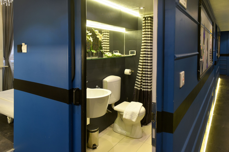 Bathroom 3, Walk Inn Váci 42, Budapesti
