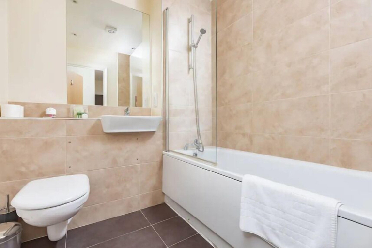 Bathroom, Golden Heights 8, Kent